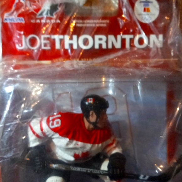 FIGURE Thornton won Stanley cup on Florida last year. Amazing athlet+nice guy - Picture 2 of 7
